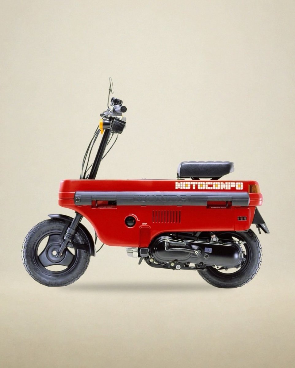 motorforms's tweet photo. Honda casually built a scooter that folded up and lived in your car’s trunk.

The 1981 Motocompo was a 49cc two-stroke designed for the Honda City.

It folded into a 1.19m box and weighed just 42kg.

80s Japan was absolutely cooking. https://t.co/PQ6R7TQRzI