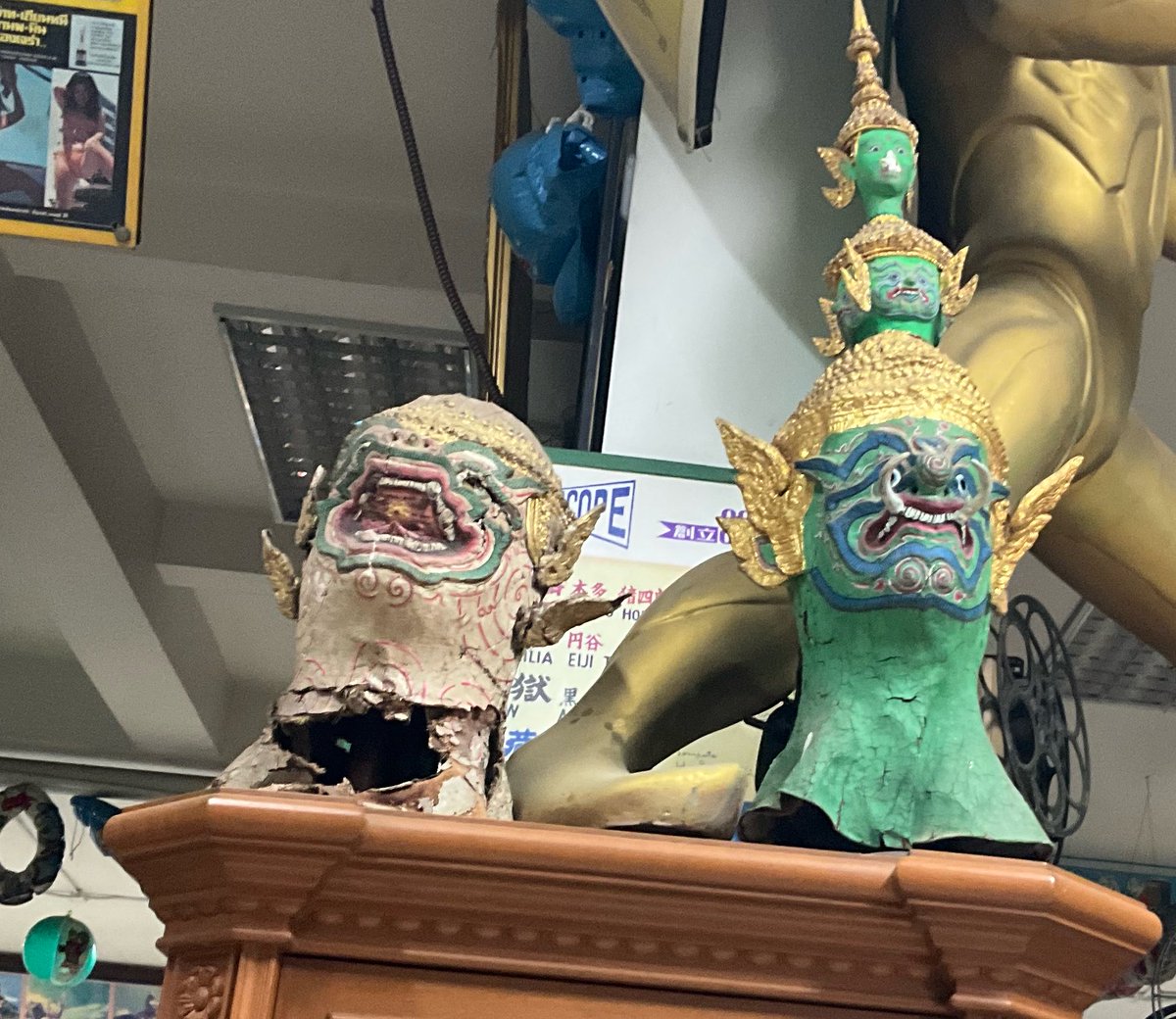 ikkyujapan's tweet photo. 日本の開米で造形されたウルトラマンのハヌマーンは撮影後に日本に戻ってタイには行かなかった、後年に特撮大会でスーツを借り、その後ウルフェスでも展示され、円谷が祖師ヶ谷から移転する頃に破棄された模様。
ライダーのでもなく、「クンバカルナの戦い」のハヌマーン https://t.co/hxU7wIZ3gs