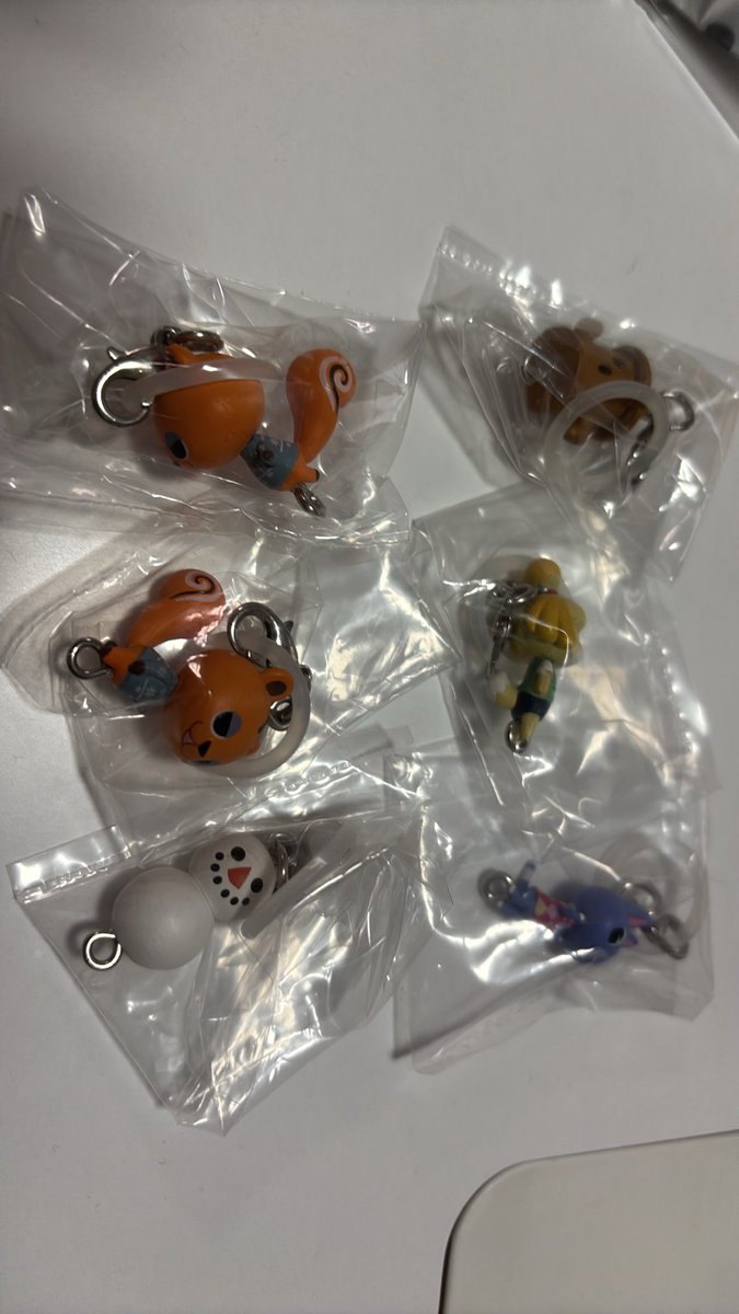 mk413gacha's tweet photo. @printemps_ver フォロー外から検索より失礼します。
どうぶつの森の怪しい猫を求めているのですが、こちらの画像のどうぶつの森つながるリングチャームとの交換可能でしょうか？ご検討よろしくお願いします。 https://t.co/CugmwzT2L0