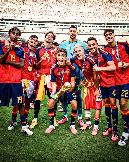 CuleFans1's tweet photo. @manuxd78 @Raul_GS74 El día que los canteranos del Madrid hagan esto, hablamos. https://t.co/KaQYI3ZzkL