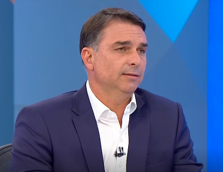 poptime's tweet photo. Após afirmar que NÃO acredita no aquecimento global, Flávio Bolsonaro declara que irá cuidar do saneamento básico como solução para mudanças climáticas. https://t.co/nlwnyFGtHN