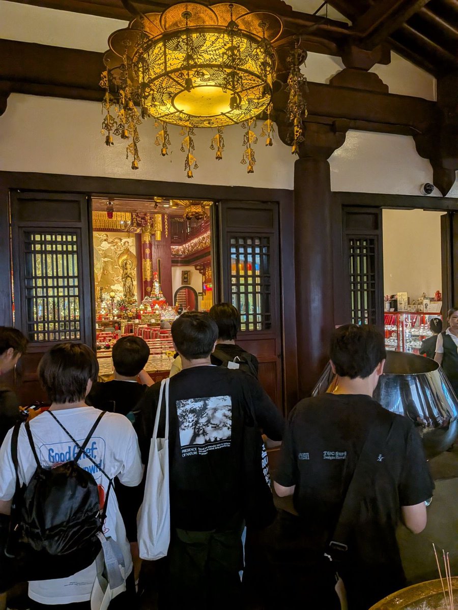 Buso_JSHS's tweet photo. 【海外研修4日目🇸🇬】
午前は英語授業！「頑張ったら自由時間増えるよ」でやる気MAXに爆走💨
午後はチャイナタウン散策＆寺院���⛩️
緊張しながら現地の方と写真撮影ミッションも達成📷✨
夜はホーカーで屋台飯を英語で注文🍴
旬のドリアンにもみんなで初挑戦し、強烈な香りに大盛り上がりでした！ https://t.co/98DZe69JNg