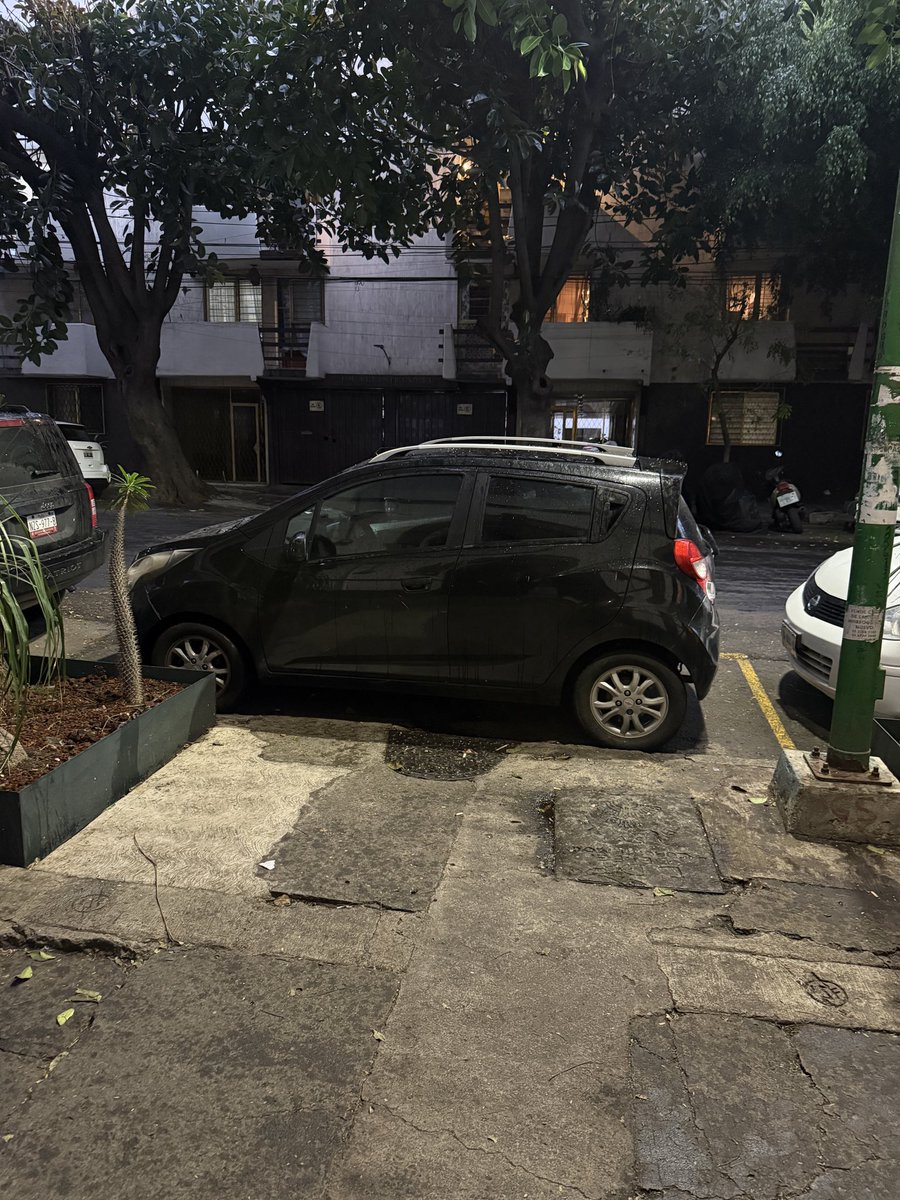 zuni_di's tweet photo. Buenas noches @UCS_GCDMX hay un auto estacionado desde hace dos horas en la entrada de la unidad donde vivo, nadie de los vecinos ha reportado que sea de ellos. Por favor envíen una grúa para retirarlo porque necesitamos hacer uso de la entrada de automóviles https://t.co/pkzYBuDzac