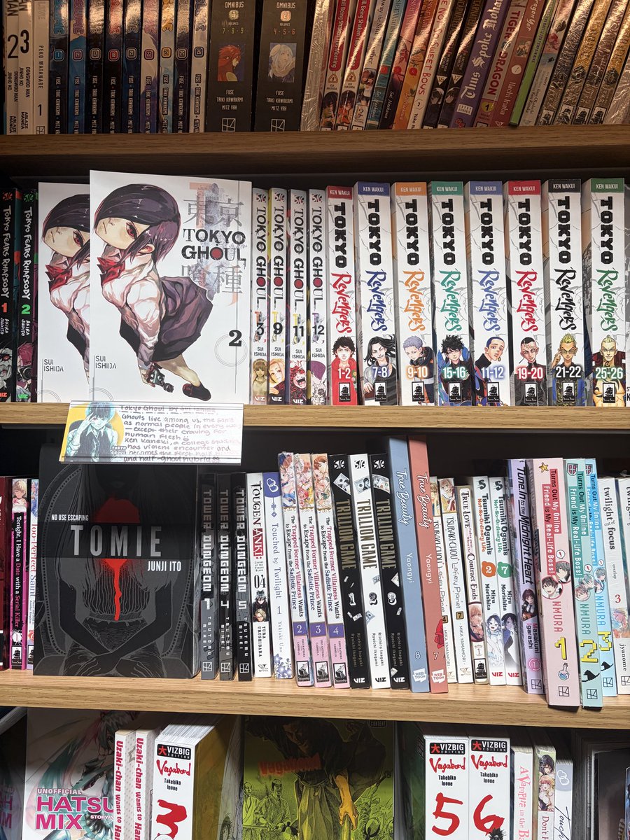 akiratoryo's tweet photo. Gold next to slop! Everybody read Tokyo Ghoul please https://t.co/LRlBAIi2TU