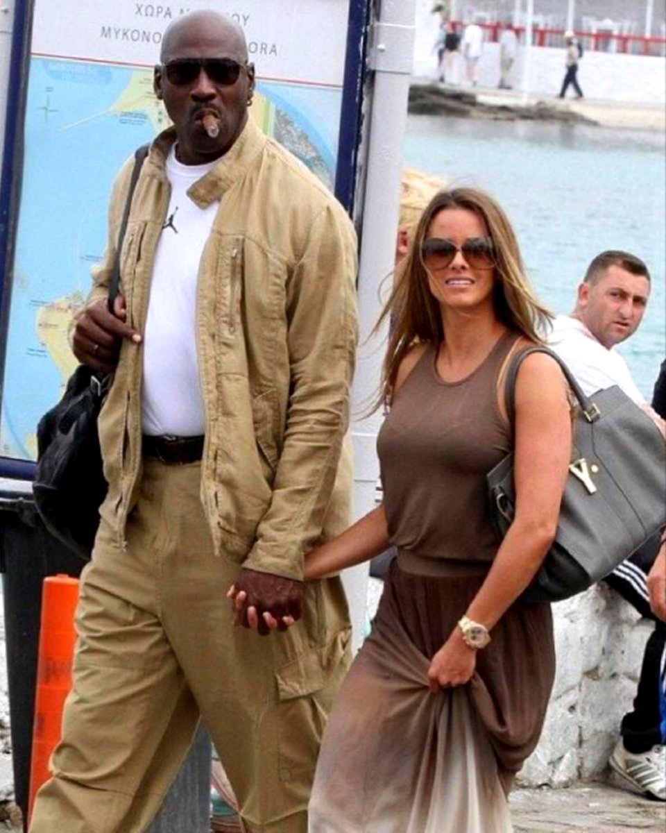 Bigdawg_Fly's tweet photo. Michael Jordan and his wife, Yvette Prieto in Mykonos. 🇬🇷❤️

MJ on vacation still looking like the boss. https://t.co/ujliqg1Nq8