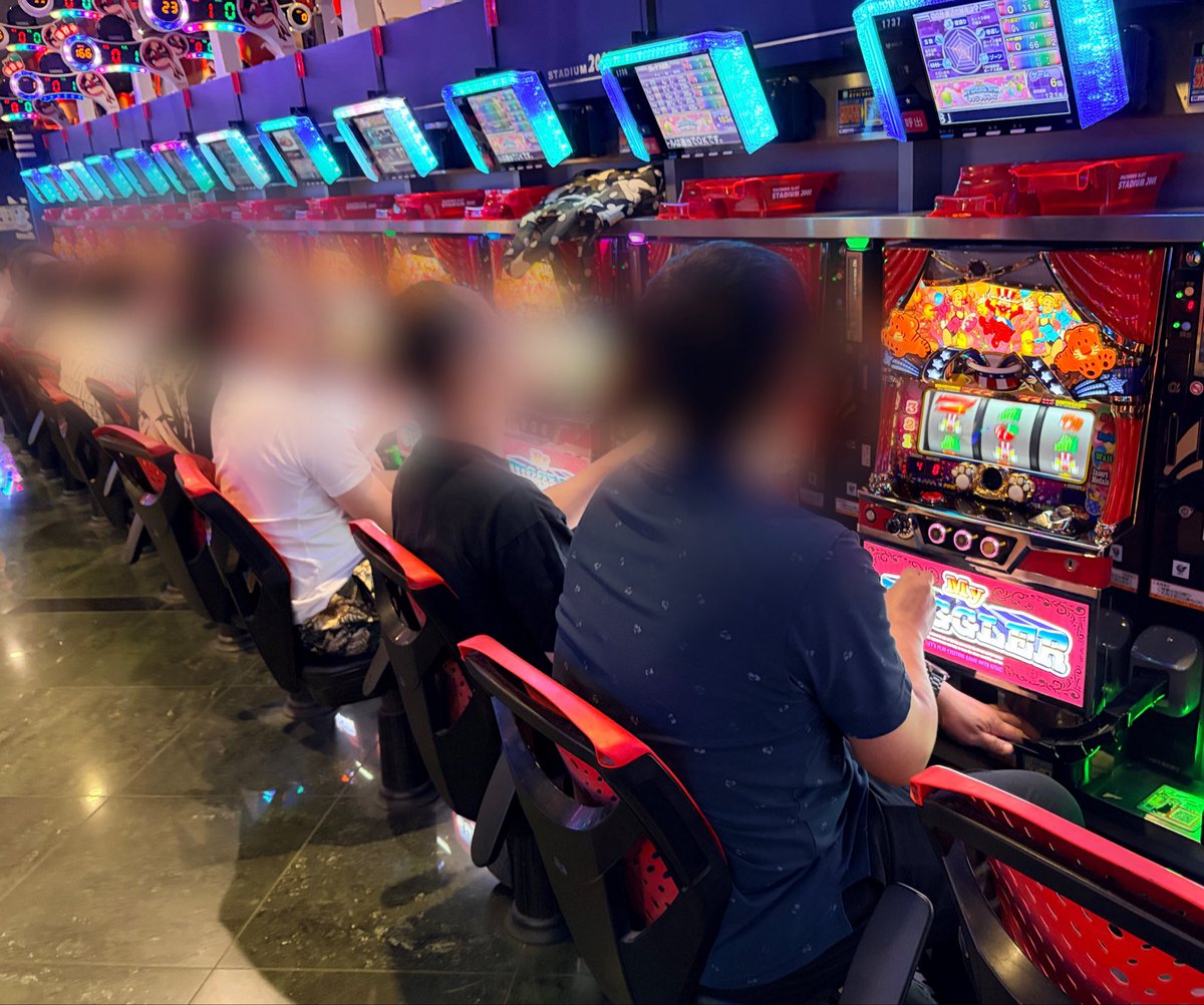 kuwaaaman7's tweet photo. 開店!
朝は約90人中34番で潜入。人気のスマスロや転生、ジャグなどが人気ですな🤔光り物が人気?
ということでまずはハッピーから!
https://t.co/N5w2OaBKfC
ステッカーもあるだよ
配信中でも声掛けてください🎤
#NEPPAN(熱班)
#スーツ生配信
#スタジアム2001岩出店
※PR https://t.co/kPjjk215Ed