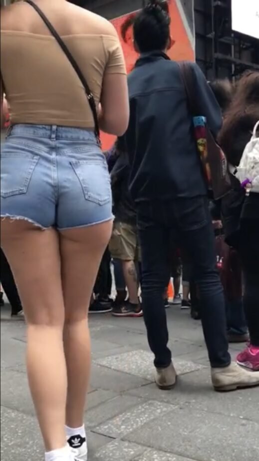 Paulokohenrique's tweet photo. teenage girl with a big, delicious butt wearing short shorts #candids #creepshot #candid -> MORE IN BIO📷 https://t.co/1zp33sBMh4