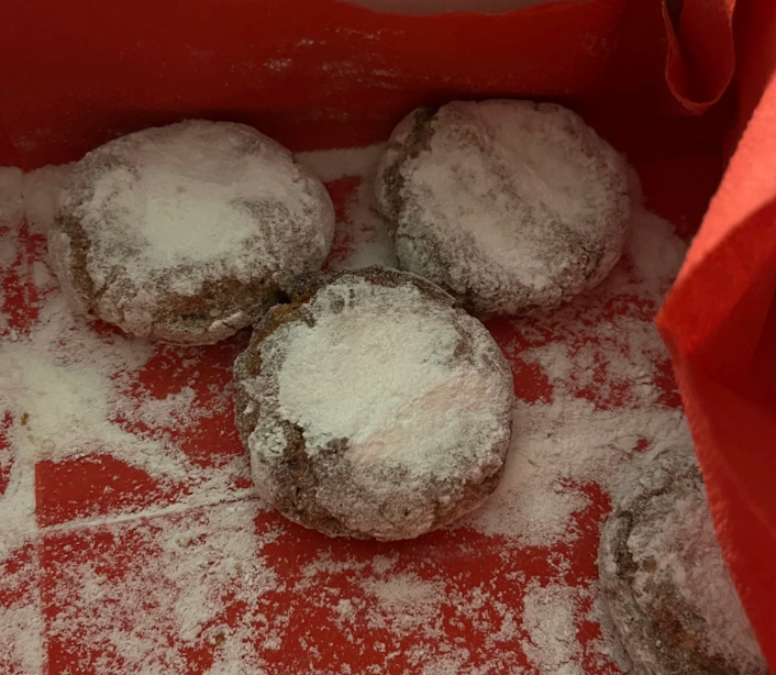 YoungerDryasX's tweet photo. 昔イタリアに留学していた時、大家さんがお菓子を分けてくれて「美味しい？」って聞いてきた
「柔らかくも硬くもなくて、すごく美味しい！食感もすごく独特！」って言ったら、
「これは“オッサ・デイ・モルティ（死者の骨）”っていうお菓子だよ」って教えてくれた https://t.co/N5tgpEAU35