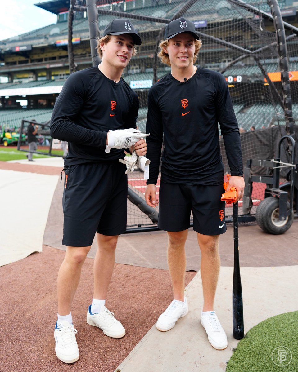 SFGiants's tweet photo. Same time next year, @SanJoseSharks? 🏒⚾️ https://t.co/vEsxpbVWTb