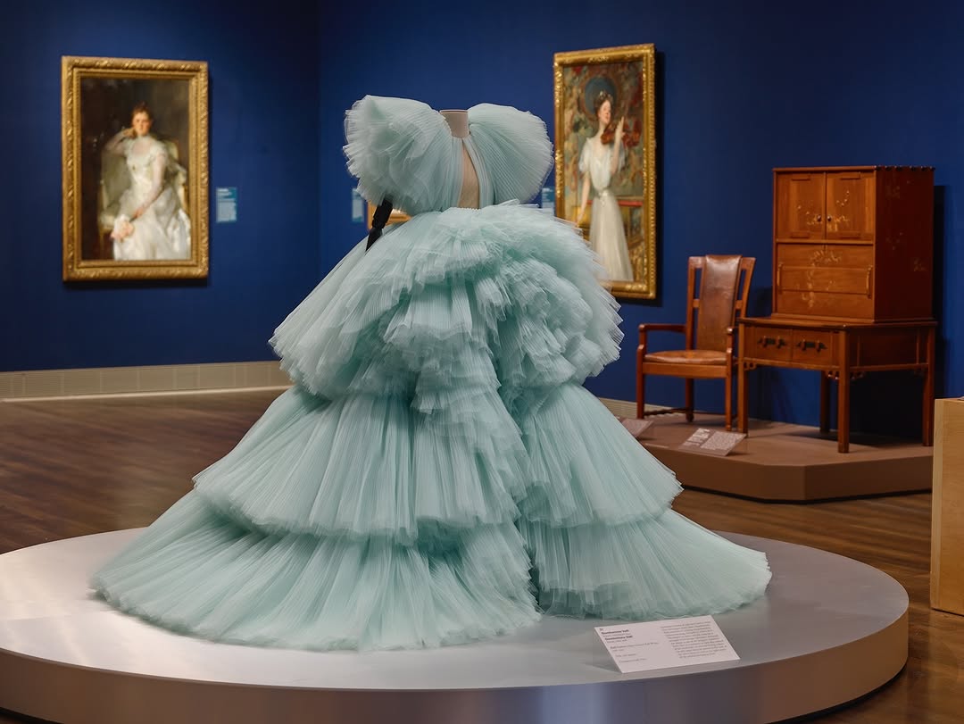 dudu389's tweet photo. An aquamarine tulle plisse soleil “millefeuilles” gown by Maison Giambattista Valli is included in the “Louvre Couture” exhibition held at the Museum of Fine Arts, Houston .

Curators from the Louvre include  and Marie Brimicombe.

Curators from the ... https://t.co/in2rlDjnbT