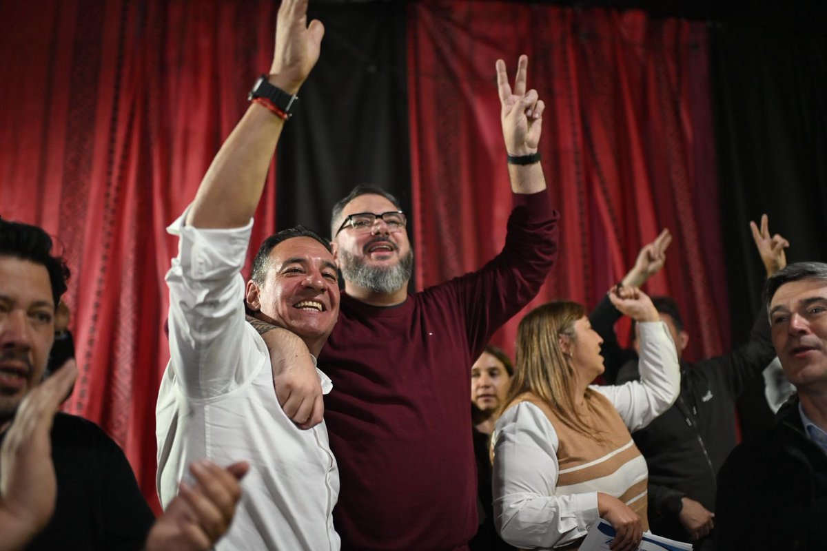 miguelsiciliano's tweet photo. PROCLAMACIÓN DE LAS AUTORIDADES PARTIDARIAS DE LA SECCIONAL QUINTA

Qué alegría formar parte de este equipo que desde hace seis años viene transformando la Ciudad, primero con @MartinLlaryora y luego con @PasseriniOk. Vamos a seguir trabajando siempre, como el primer día, dejando todo y con el horizonte de construir la Córdoba que soñamos. 

¡Felicitaciones a Noemí, la nueva presidenta, y a todas las nuevas autoridades de la seccional quinta!