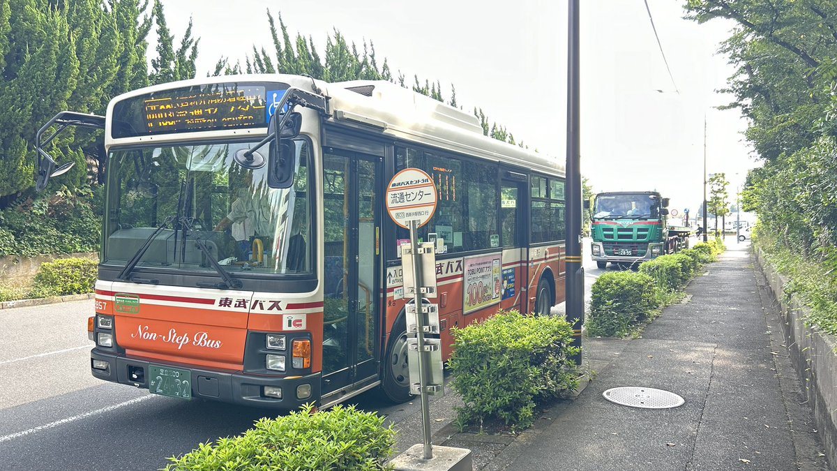 bubai_kotu's tweet photo. 8月28日限りで廃止された東武バスセントラル西03西新井駅西口〜流通センター。平日の朝夕のみの運転。西新井を7時の便に乗るとなんと客は30人ほどで席は全て埋まる。各バス停ともそれなりに降りて行き、廃止区間は7人、終点も6人が下車。終点は北足立市場を中心とした流通センター。舎人公園も近い。 https://t.co/Om1b41nrRV