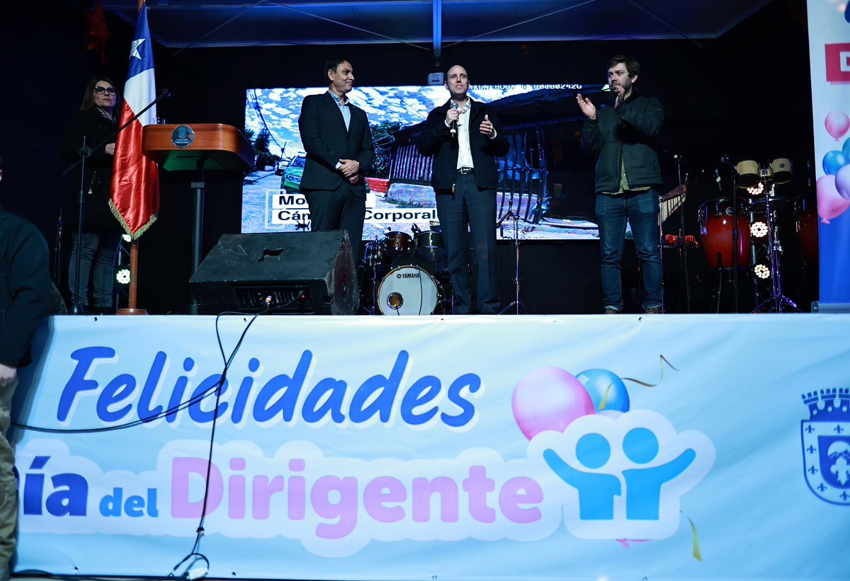 martinarrau's tweet photo. Pasamos a saludar a dirigentes de las comunas de Melipilla y Peñaflor para celebrar, junto a sus alcaldes, el Día del Dirigente.

Ustedes son la primera línea de nuestros barrios: quienes conocen sus necesidades, levantan las preocupaciones de sus vecinos y trabajan todos los días para mejorar sus comunidades.

Desde el Ministerio de Seguridad Pública seguiremos apoyando ese trabajo, fortaleciendo los barrios con más programas  y mejores herramientas para recuperar los espacios públicos y entregar mayor tranquilidad a las familias.

Gracias por su compromiso y por trabajar día a día por sus vecinos.