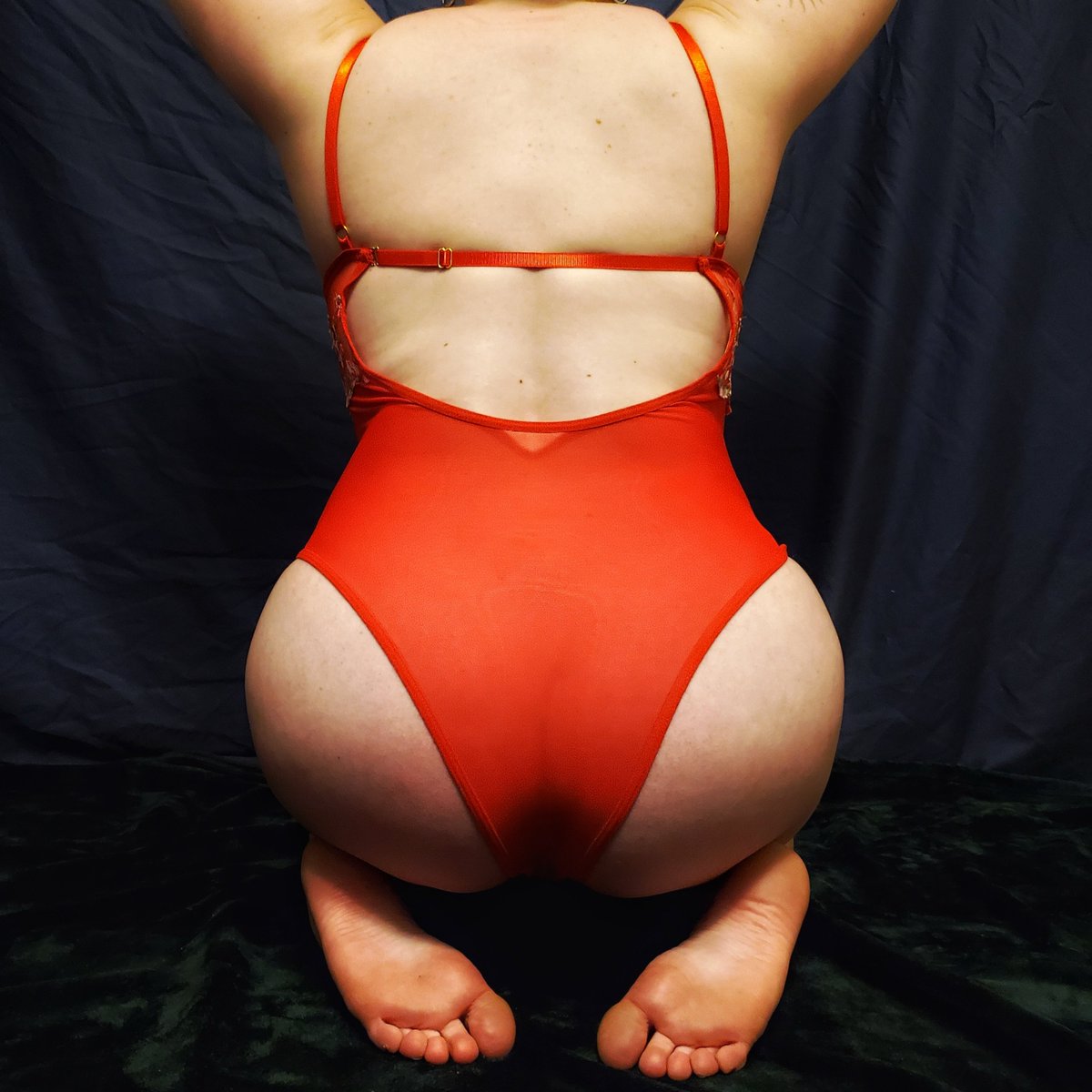 KatPetitesWorld's tweet photo. Red looks good on me ❣️ #ass #onlyfans #feet #footfetish #feetworship https://t.co/AysGp5vIrq