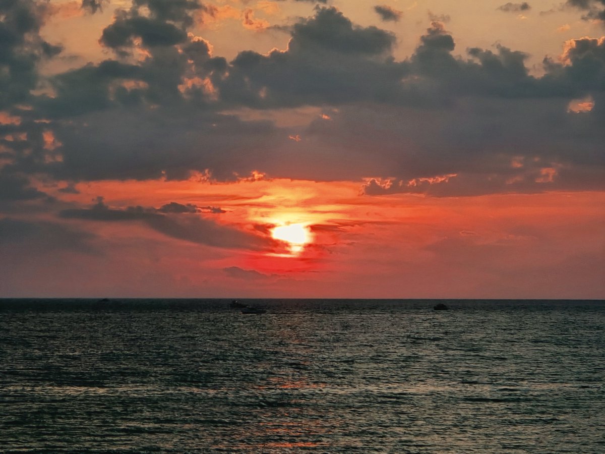 ludington_love's tweet photo. Ludington Sunset! #Ludington #PureMichigan https://t.co/a4Hm4PUbXd