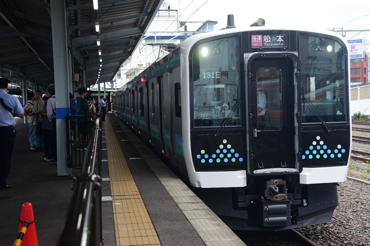 odphotographer's tweet photo. 2026/08/29
『E131系 車両展示会』@松本。
(E131系200番台 ナノN9編成)

本日、松本駅 旧0番線にてE131系の車両展示会を開催。
早速、様々な行先表示を見せてくれました！ https://t.co/pyUPaMGJZJ