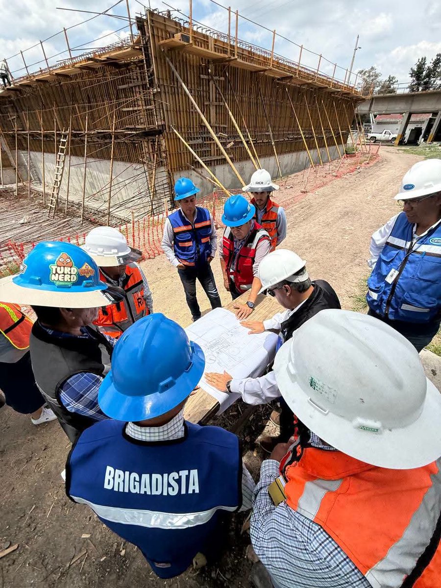 JAPAMIgob's tweet photo. 🚧💧 Supervisamos los avances en la reconfiguración de la Planta de Tratamiento de Aguas Residuales, ubicada en la salida a Pueblo Nuevo.

El Ing. Ricardo Holguín, director general, realizó un recorrido de supervisión para conocer el progreso de los trabajos. https://t.co/8N7nB1WkuS