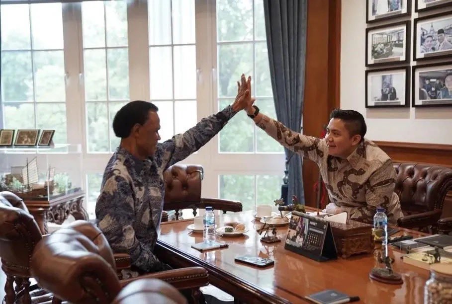 punkpinggiran's tweet photo. WE'RE DOOMED, WE'RE FINISHED

KETIKA PREMAN MEMILIKI KEDEKATAN DENGAN PRESIDEN DAN KRONI2NYA, DISITULAH SEBENARNYA NEGARA INI SUDAH BUKAN UNTUK RAKYAT KECIL LAGI

KALAU PRABOWO MASIH DIAM TANPA TANGGAPAN, BERARTI MEMANG PEMERINTAH TIDAK LAGI MENJALANKAN AMANAT UUD 1945
MELINDUNGI SEGENAP BANGSA INDONESIA DAN SELURUH TUMPAH DARAH INDONESIA ❌️
MEMAJUKAN KESEJAHTERAAN UMUM ❌️
MENCERDASKAN KEHIDUPAN BANGSA ❌️
IKUT MELAKSANAKAN KETERTIBAN DUNIA ❌️

PEMERINTAHAN SEPERTI INI YANG MAU DIPERTAHANKAN?