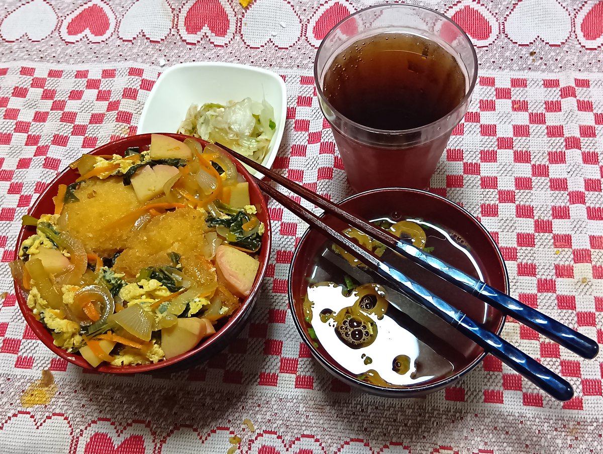 hir7148's tweet photo. 21日の夕飯は、カツ丼と赤だし。
22日は、ハンバーグカレーとわかめスープ。
23日は、和歌山中華コラボのカップ麺。一風堂コラボが無くて、仕方なく買ったけど、美味しくないというかまずい…。😅
24日は、豚しゃぶサラダと、オムレツ風卵焼、マヨサラダ、沢庵、ピースご飯、豆腐とわかめのお吸い物。 https://t.co/s7jWki88Aj