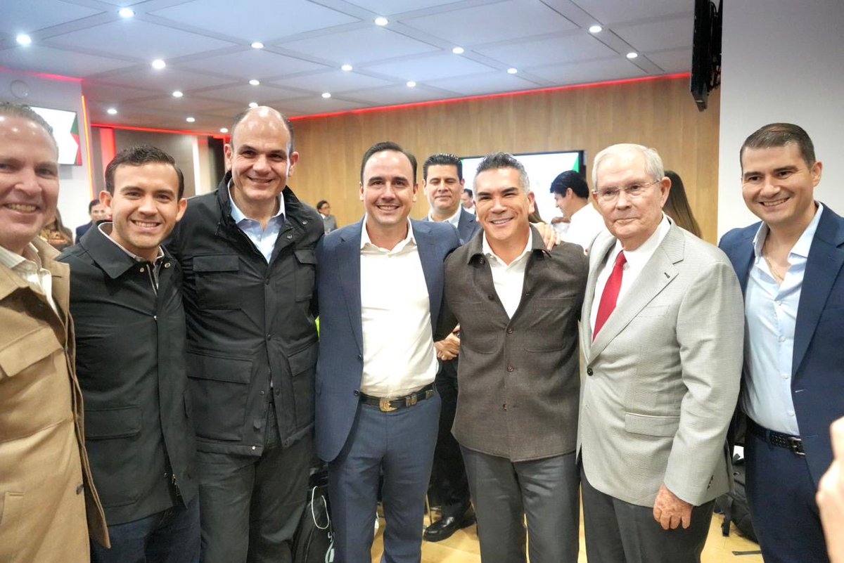 gelizondop's tweet photo. Desde Ciudad de México, Presentes en la Quinta Reunión Plenaria del PRI, donde nuestro primer priista @manolojim, compartió los resultados y el trabajo por #Coahuila. 💪🏻 ¡Qué orgullo que nuestro estado sea referente nacional! #PlenariaPRI #PuroJale https://t.co/hAOmnRpX4p