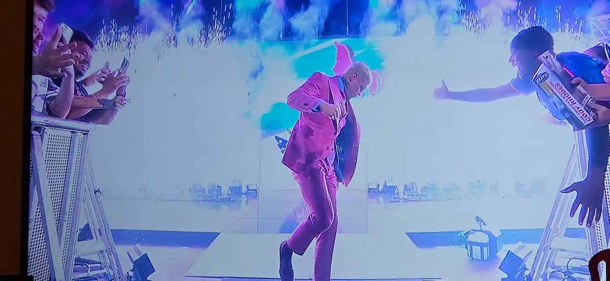 JCalynnArt's tweet photo. Man, @CodyRhodes, nobody can do a pink suit better than you!
Next level #dapper 🙌🏻
#Smackdown https://t.co/h2lDdD2R1I