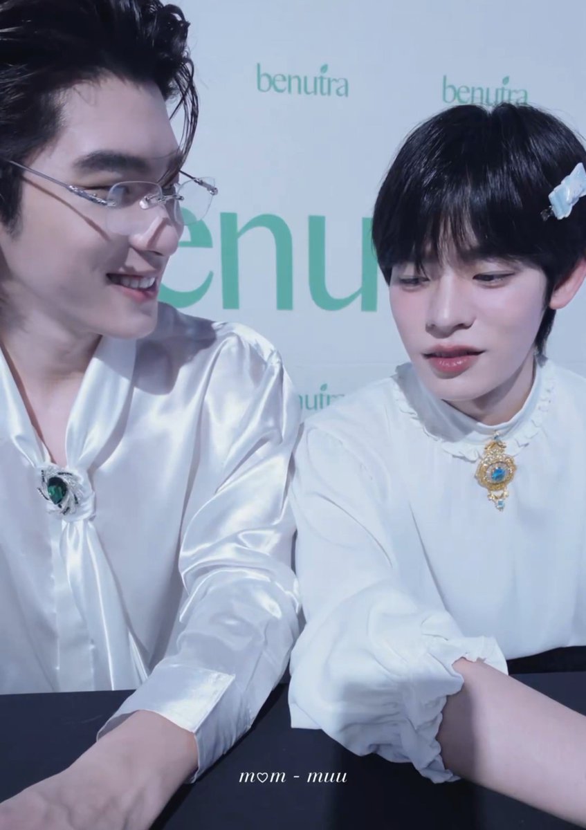 shiekreto's tweet photo. BLAH BLAH BLAH... PROPER NAME, PLACE NAME, BACKSTORY STUFF 

he was completely mesmerized by por and his angelic face https://t.co/SMcQiI1GRM