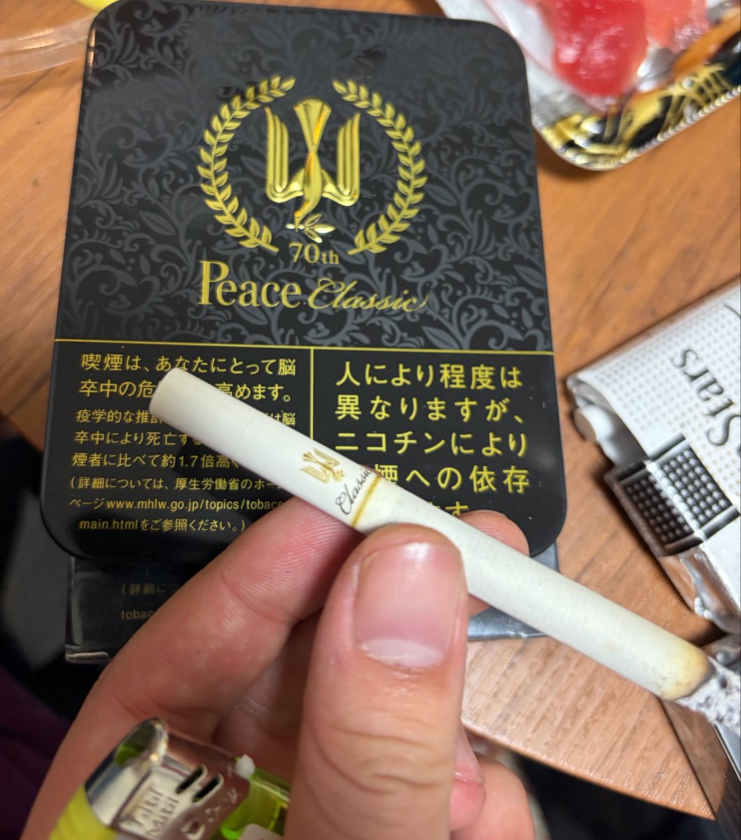 MRPUPd8BIeM3P2B's tweet photo. ピースクラシック
今から10年前の歴代最初の限定品

ようやく2缶目が手に入った

専売公社の時のブレンドと同じ匂いがするとのことで、専売時代の実物と比較

…ホントに専売の味だ。なんというか着香の風味がマジで一緒。少々舌に来る苦味が目立つが、これはおそらく紙などからくる雑味要素かなと https://t.co/uDabzCjzGM