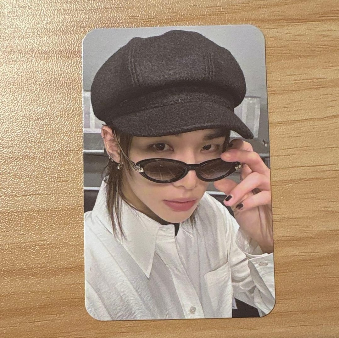 hyunbylix's tweet photo. quando eu acho que esse photocard do hyunjin não pode ficar mais perfeito eu descubro que a parte de trás dele é o jiniret de terninho e óculos😭😭😭😭 EU QUERO ESSE PHOTOCARD AGORA https://t.co/vbDprFNJgE