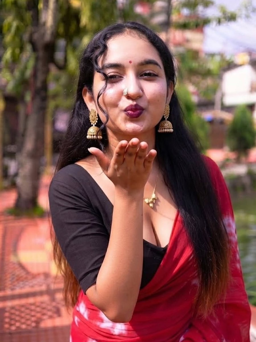 SizzlingStills's tweet photo. Embracing the saree tradition beautifully framed by unmistakable red carpet flair, capturing the frame with ease.

#SareeSwag #DesiVibes #SpotlightLook #PhotoshootVibes #sizzlingstills https://t.co/vLG6Ezkk6b