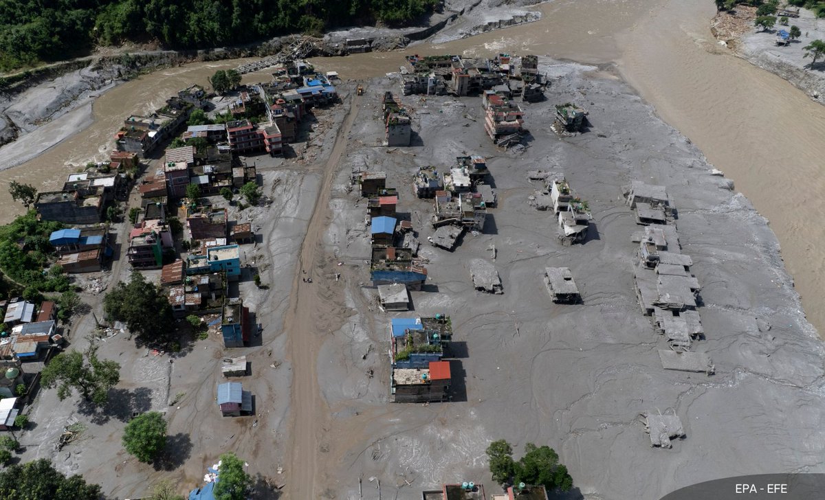 NewsBFM's tweet photo. Thirty-six Malaysians in Tibet have been reported safe following flash floods and landslides, with their identities being verified with Chinese authorities.

Wisma Putra said two Malaysians in Nepal have been confirmed safe, while 55 others remain uncontactable, reports Bernama.

🧵1

https://t.co/ee8OzRo52D