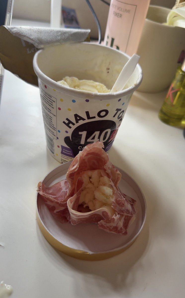 user1010957163's tweet photo. I posted this photo on Reddit and everyone is coming at me for using halo top like bruh https://t.co/gUNVAFwlrf