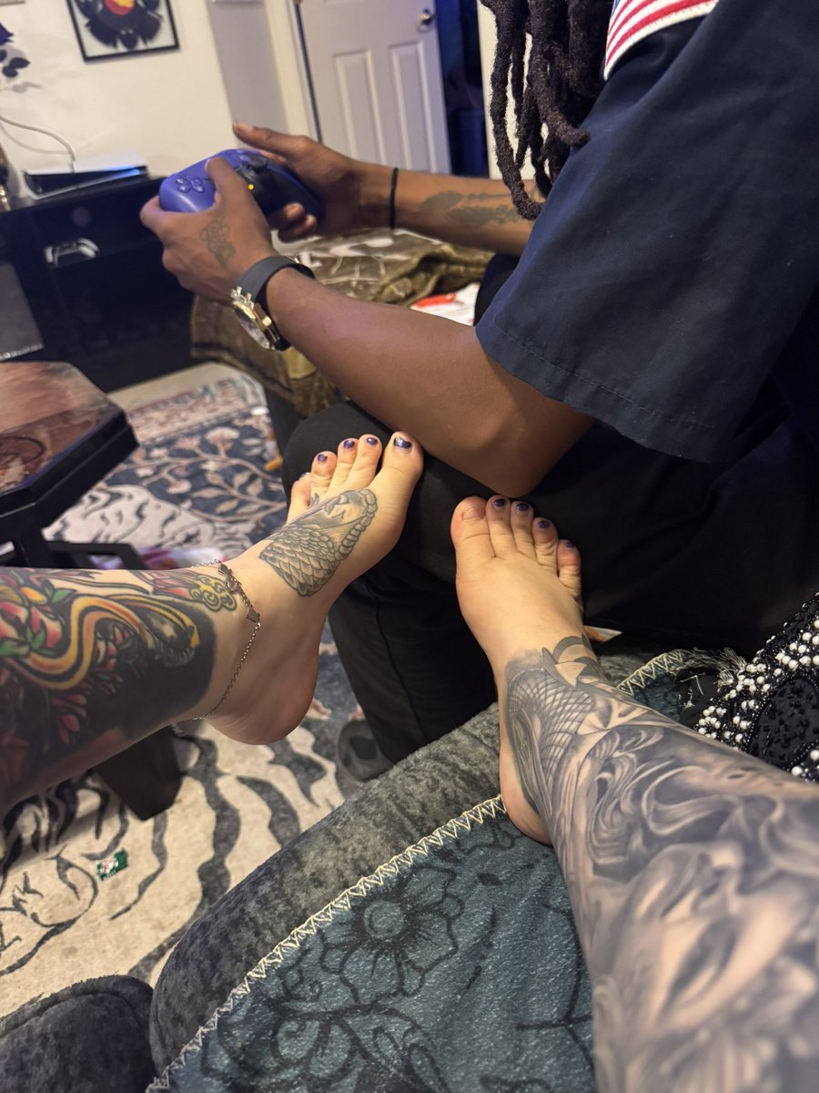 GoddessSinner_'s tweet photo. Sitting here playing video games with my baby daddy while you Fincucks are funding our night♠️💁🏻‍♀️ https://t.co/2RXA4L06DE