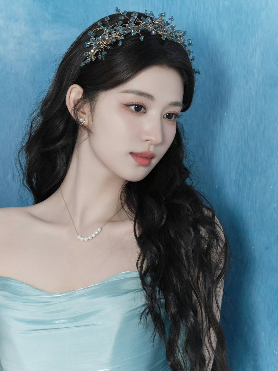 centlookbook's tweet photo. #WangChuran 王楚然 in Pearl Design for an Anmuxi brand livestream https://t.co/XlRXIAx3ag