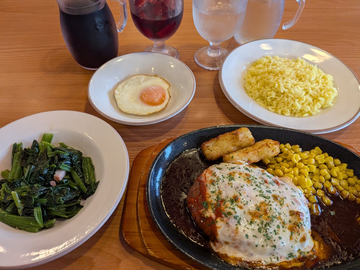 da_rry's tweet photo. 本日のサイゼ。またまたこちらで知った
アレンジを試したくイタリアンハンバーグ丼！ライスはターメリックライスに、トッピング半熟卵を目玉焼きに変更。ハンバーグにホットソース、目玉焼きにはブラペを振りかけ完成。めちゃくちゃ美味しかったです。計1300円、神です！＃サイゼリヤ https://t.co/mR81W3ZQ6D