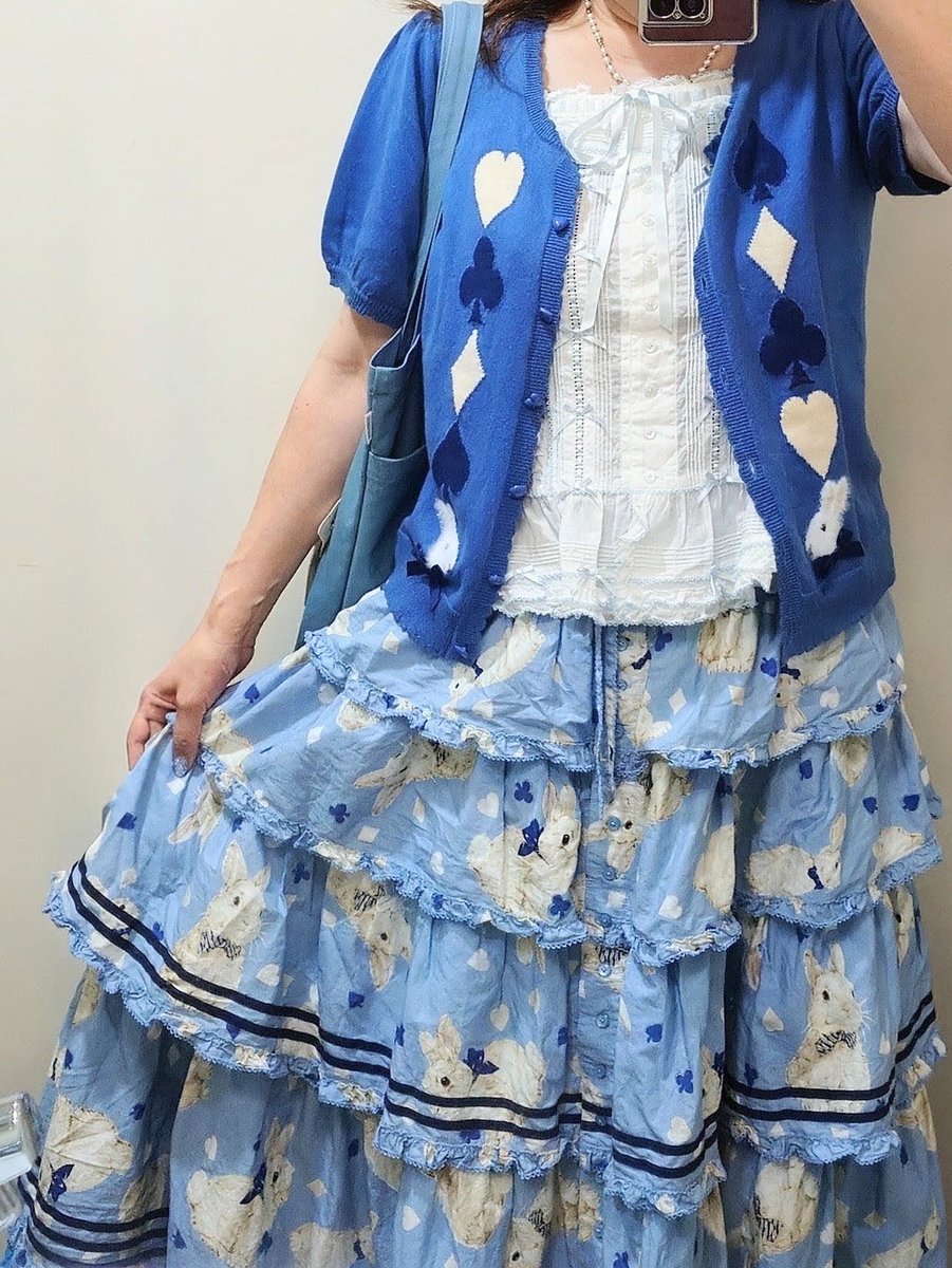 megunoyasu's tweet photo. 8月終わりのうさぎ🐰コーデ
ネイルを付け替える前に
ラビットマーチ🐰♥♣♦️♣
ネイリストさん
プリントに忠実なうさ🐰も凄いし
スートの配置もセンス抜群💙
いつもありがとう！ 
#ピンクハウス https://t.co/CjrWHaqwMu