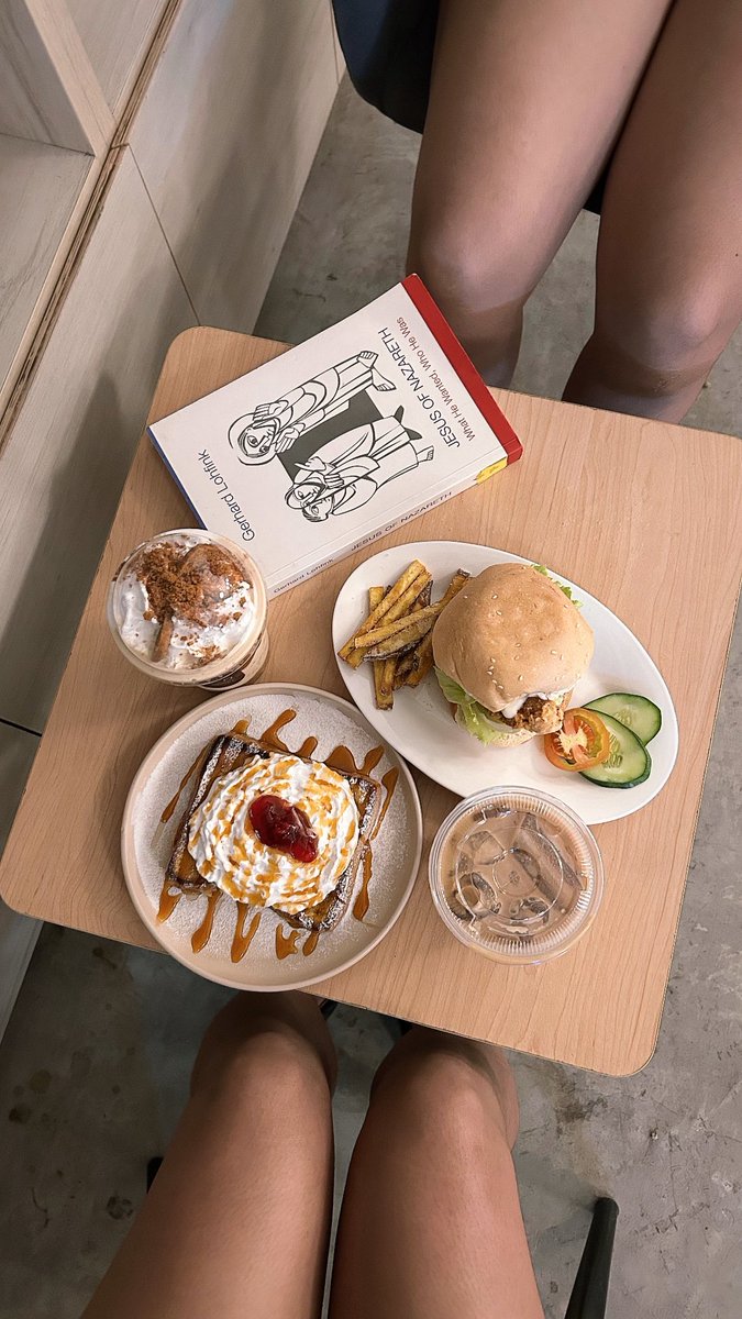 justienbagus's tweet photo. 📍Yosef Bookstore Cafe https://t.co/Yu3VkccZDD