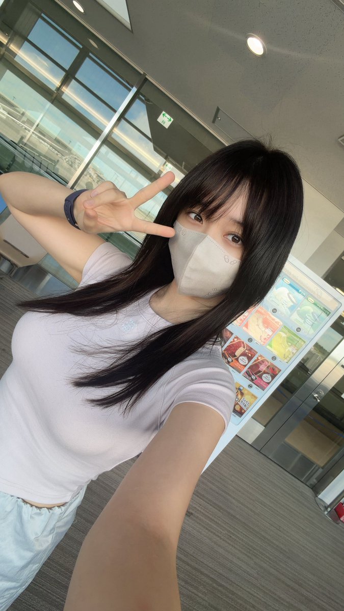 iorimoe_five's tweet photo. いま会場に向かってるよ！🚗💨

マレーシアに来るのは、以前ららぽーとさんでのイベントに出演して以来！
気がつけばあっという間に約2年ぶり✨

久しぶりにマレーシアのみんなに会えるのがすっごく楽しみです☺️
会場で待っててね〜！！

#AMG2026 https://t.co/oEPQm6i8Jj