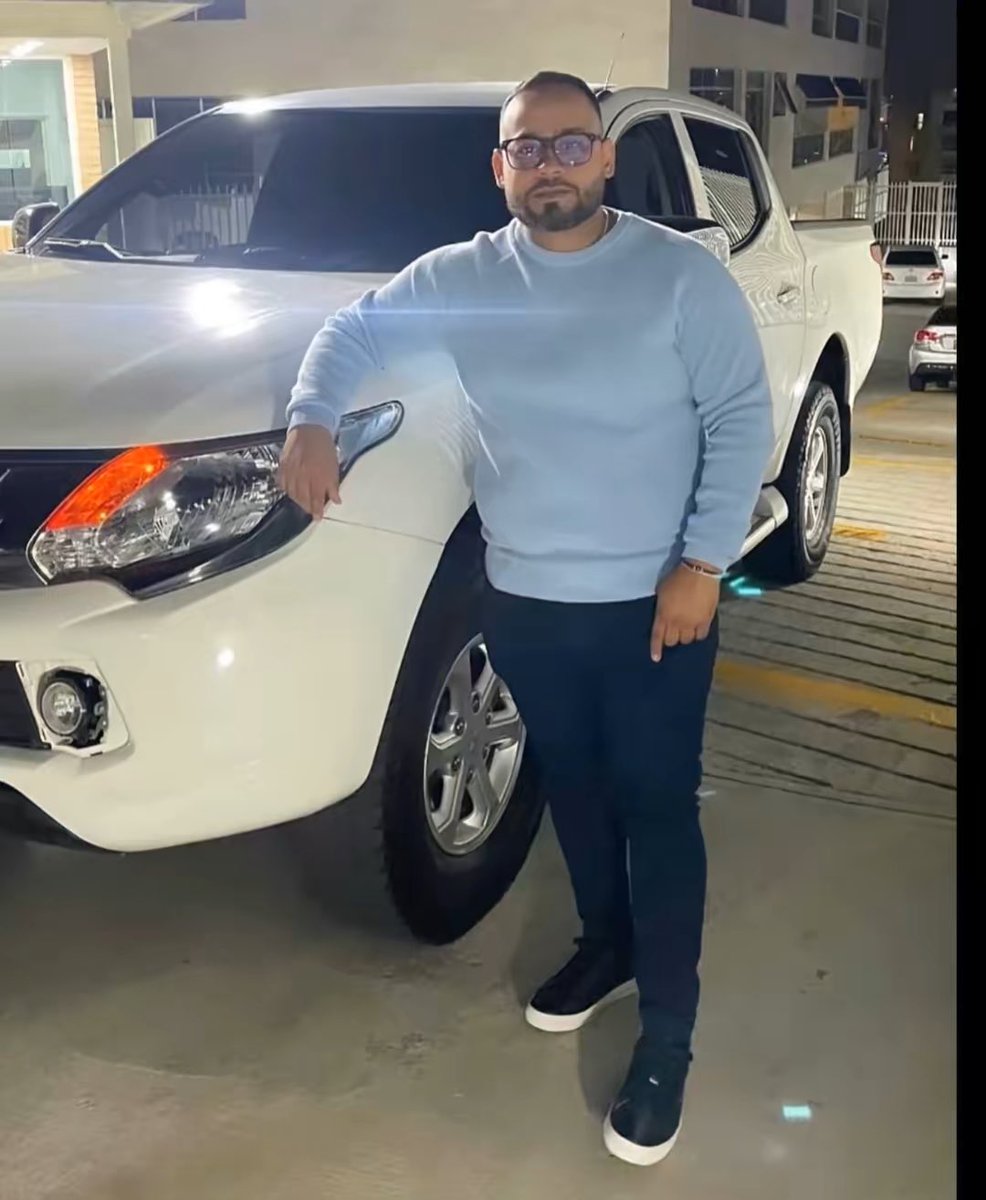 freddyzur's tweet photo. 🚨 ¿CÓMO SE EXPLICA ESTE NIVEL DE LUJO?

Imágenes difundidas en redes sociales vinculan a Darías G., funcionario de la PNB y presuntamente en comisión de servicio en el SEBIN, con propiedades, camionetas y otros bienes de elevado valor.

Mientras millones de venezolanos hacen malabares para sobrevivir, surgen preguntas que no pueden quedar en el aire: ¿de dónde provienen estos bienes y recursos? ¿Existe correspondencia entre ese patrimonio y sus ingresos como funcionario público?

No se trata de condenar a nadie por una fotografía, sino de exigir transparencia, rendición de cuentas y una investigación imparcial que determine el origen y la titularidad de los bienes señalados.

En un país donde la desigualdad golpea a diario, la ciudadanía tiene derecho a preguntar.

Venezuela merece instituciones transparentes, servidores públicos sujetos a la ley y cuentas claras.