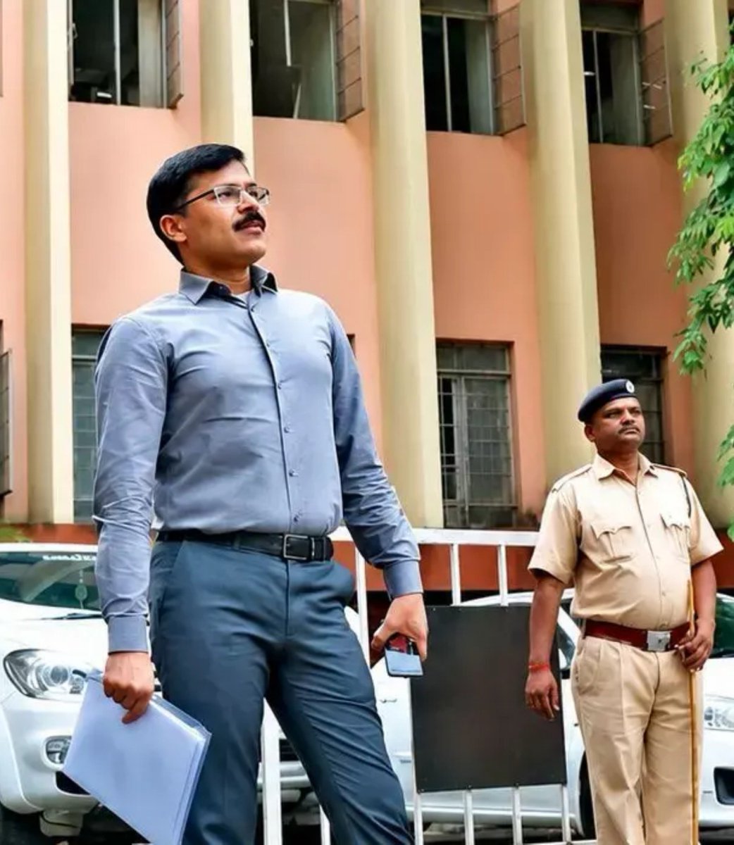 JaikyYadav16's tweet photo. पहले फूड डिपार्टमेंट में हाहाकार मचाई, उन्हें सुधारा और अब चिकित्सा क्षेत्र में आ गए।

हम बात कर रहे हैं FDA कमिश्नर IAS तुकाराम मुंडे की जिन्होंने कल पुणे में Cipla फॉर्मा का लाइसेंस रद्द कर दिया।

Cipla फॉर्मा में तुकाराम मुंडे को दवा के प्रचार और लेबलिंग के लिए ऐसी चीजें मिली हैं जो नियमों के विरुद्ध हैं।

इसमें उन्होंने बड़ी कार्यवाई करते हुए Reactin Plus दवा का लगभग 11.19 लाख का स्टॉक जब्त करके मार्केट में गईं इस दवा को वापस मंगाने का आदेश दिया है।

अब FDA कमिश्नर तुकाराम मुंडे एक एक क्षेत्र में घुसते जा रहे हैं और यही डर लोगों को उनके सही ट्रैक पर ले आयेगा।