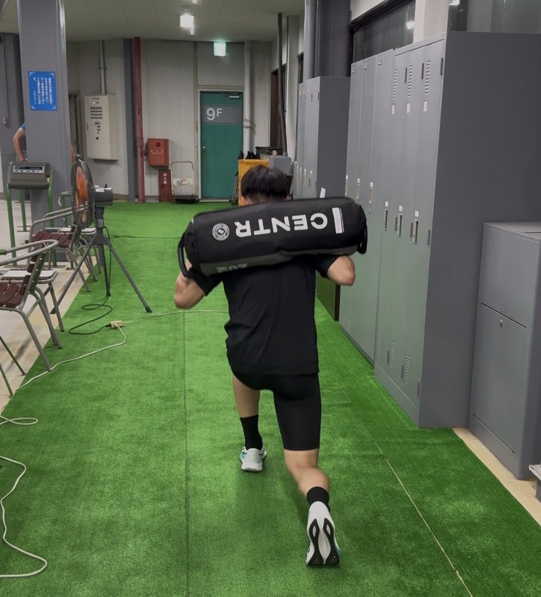 Hiro52338573's tweet photo. 7km treadmill running
雨降りだったので、ジムでランニング
月曜にHYROX 8種目(ラン無し)したら、3日間 筋肉痛でまとも走れずw久々のランでした🏃‍➡️

よい1日を〜 https://t.co/Vk5jymKaGO
