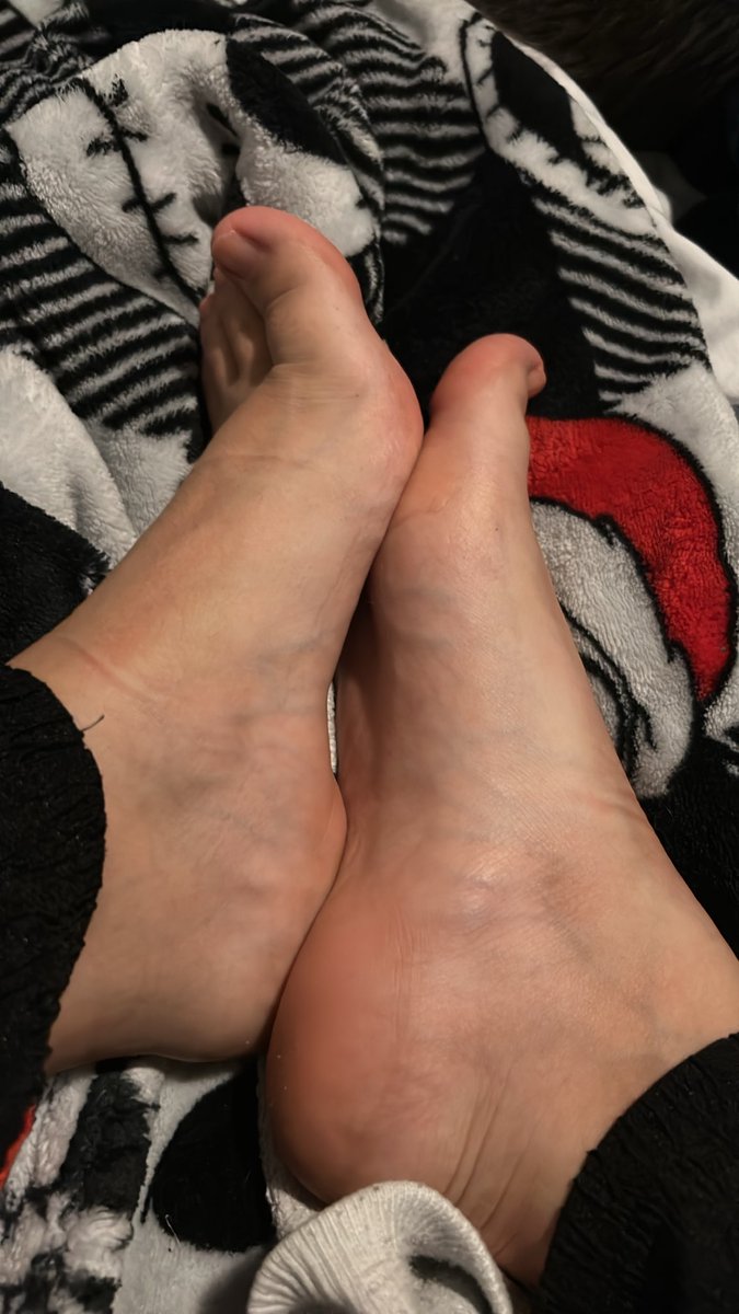 Stefzcfeet1's tweet photo. You want your name on my feet.#feetfetısh #feetworshi̇p #feetfetıshly #richmen https://t.co/yTNFdteJrl