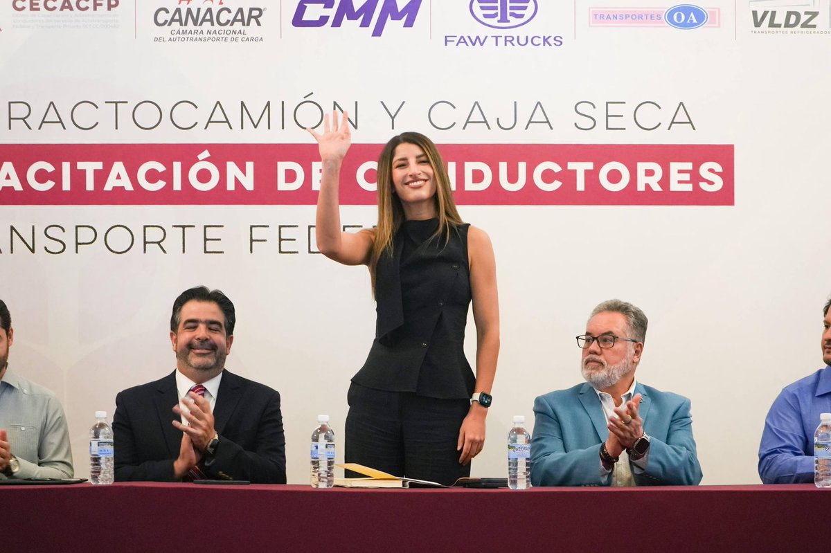 PaulinaOcanaE's tweet photo. El corazón del Plan Sonora está en preparar a nuestra gente para las oportunidades que vienen. 🚛🙌

Con el apoyo de @canacarmexico, entregamos un tractocamión y caja seca a @IcatsonS para que las y los futuros operadores pasen del simulador a la práctica real y lleguen mejor preparados al sector.

Gracias a @RameAugusto y especialmente a mi amigo @gallegos_m, por el gran trabajo que está haciendo al frente de ICATSON, llevando la capacitación a más sonorenses y convirtiéndola en oportunidades reales. Me da muchísimo gusto ver todo lo que estás logrando, amigo.