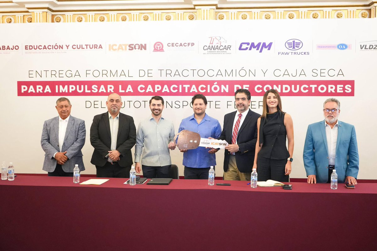 PaulinaOcanaE's tweet photo. El corazón del Plan Sonora está en preparar a nuestra gente para las oportunidades que vienen. 🚛🙌

Con el apoyo de @canacarmexico, entregamos un tractocamión y caja seca a @IcatsonS para que las y los futuros operadores pasen del simulador a la práctica real y lleguen mejor preparados al sector.

Gracias a @RameAugusto y especialmente a mi amigo @gallegos_m, por el gran trabajo que está haciendo al frente de ICATSON, llevando la capacitación a más sonorenses y convirtiéndola en oportunidades reales. Me da muchísimo gusto ver todo lo que estás logrando, amigo.