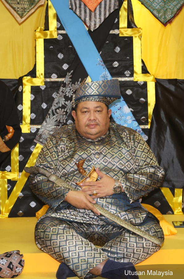 NewsBFM's tweet photo. Azrin Khairi, a senior general manager with Telekom Malaysia in Pahang, has been appointed the 17th Undang of Luak Jelebu.

The 51-year-old's appointment follows the removal of the 16th Undang, Maarof Mat Rashad, effective May 31, 2023, over alleged breaches of adat.

📷: Utusan Malaysia

🧵1