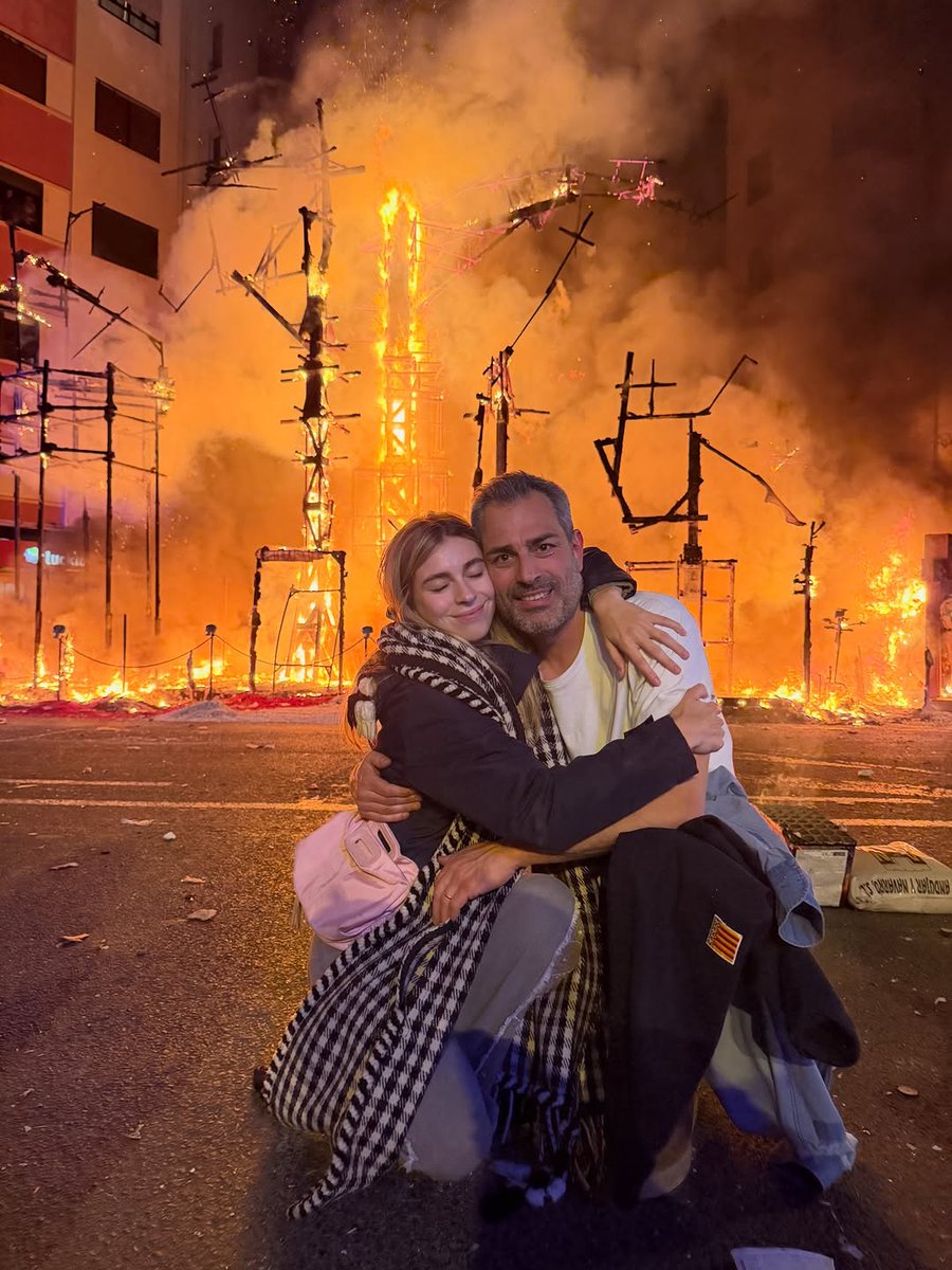 lewisc_7phg's tweet photo. Me siento muy afortunada de tener este espacio donde soy tan feliz. Se terminó la mejor semana del año y mi único sentimiento es gratitud por pertenecer un año más a . Familia, los quiero ❤️‍🔥✨ https://t.co/Gyvk0lBpuW