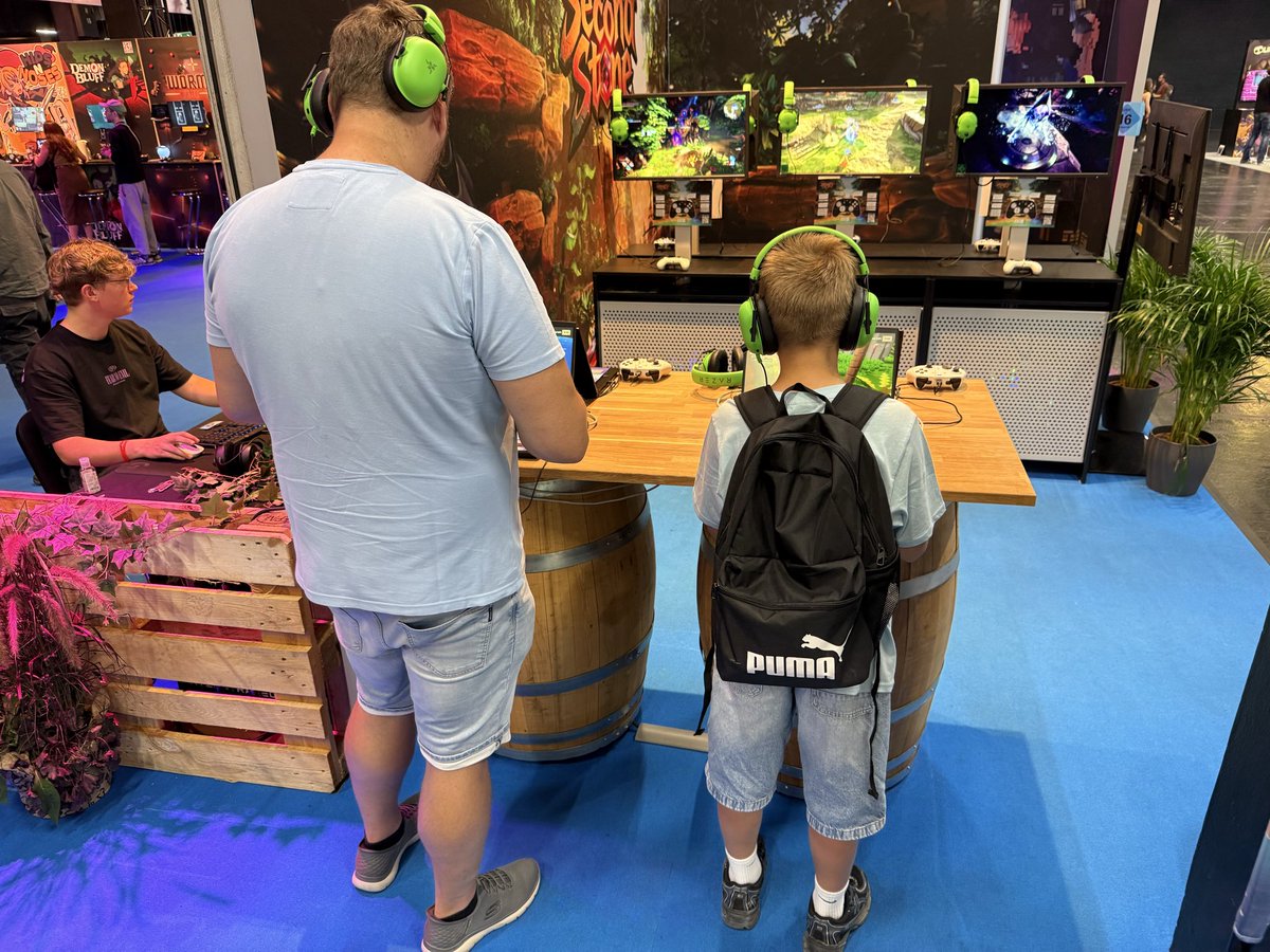 tinkerislands's tweet photo. We just started 10mins ago :) Thanks to everyone dropping by! It means a lot! https://t.co/dBLt2VFnQt