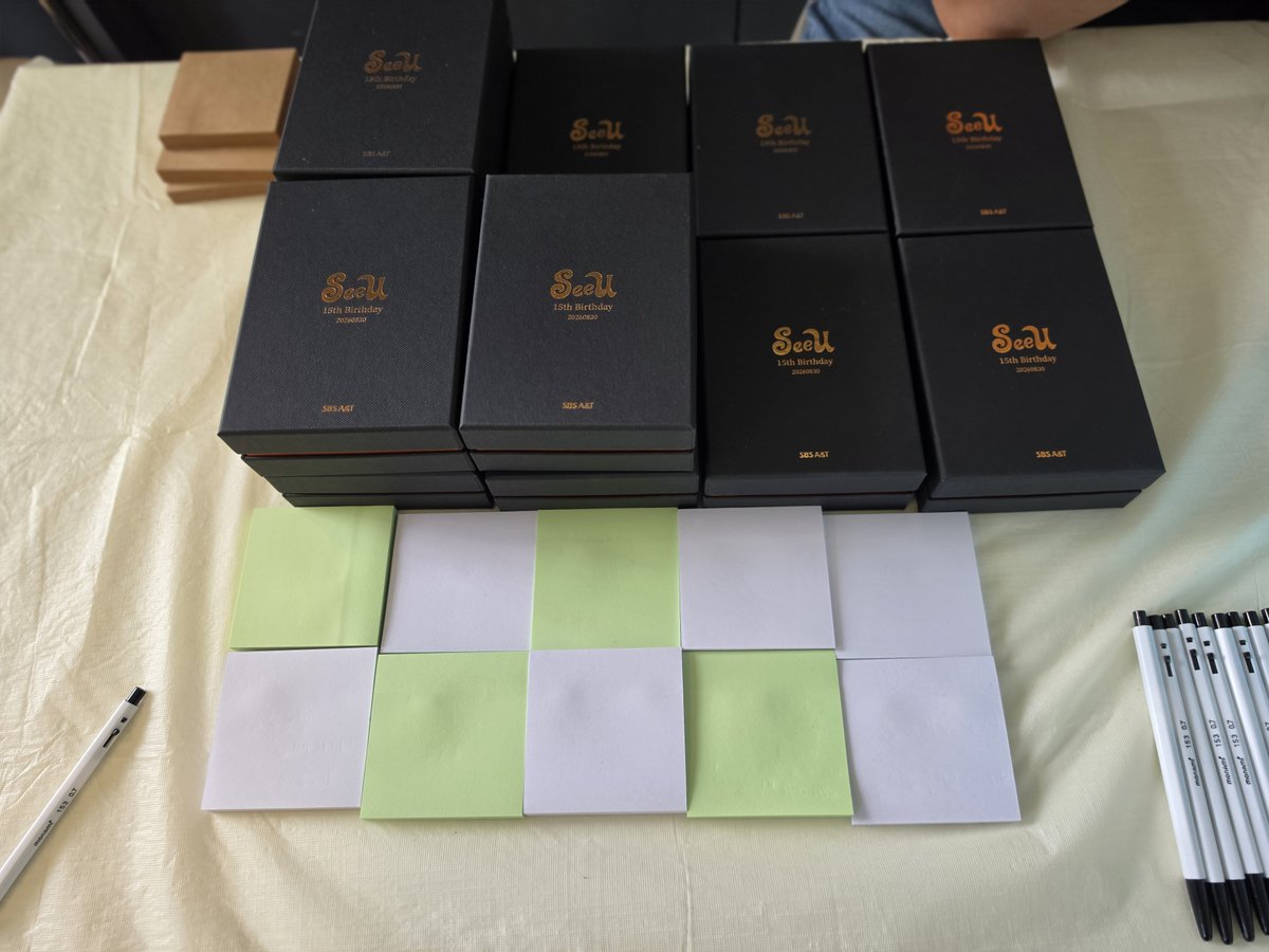 chanaipr's tweet photo. 일러스타 카페 sbs 시유 굿즈가 토요일 기준 한 25개 남았다고 하네요
참고로 일요일것도 별도로 있다고 하니 너무 늦으실거 같으면 일요일을 노리시길 바랍니다
#일러스타카페 #시유 #시유15주년 #seeu #SeeU https://t.co/UzFIH0YnTy