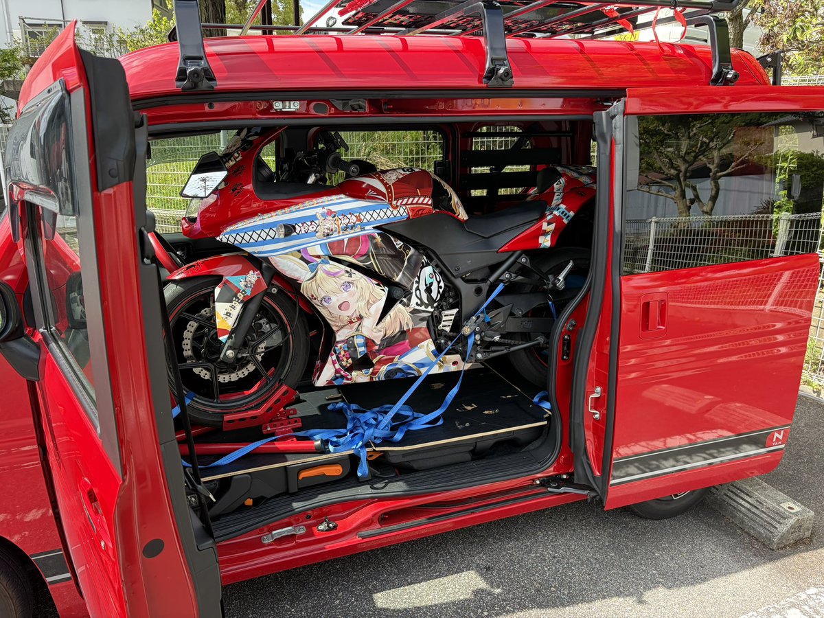 nekosamurai_d's tweet photo. 今年ももうすぐコミトレだ！
私の中での一番大事な痛車展示
まぁ毎回こうましろ��生のグッズ買いに行ってるだけなんだが。。。

先生に車やバイクにサイン書いてもらえないかなー。
厚かましいお願いすぎて毎回躊躇ってる。

#尾丸ポルカ　#こうましろ https://t.co/UmG0cZzIzj