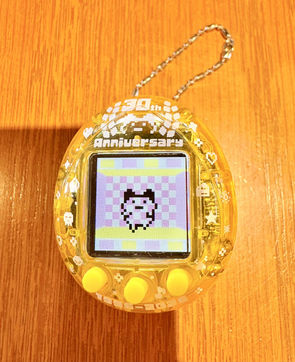 mocchiringoo's tweet photo. スタバで勉強してたら、まめっちがなんか蝶ネクタイしてるー！！
音消してたから進化したのに気づかなかった😂

日付は2004年3月！
調べてみたら、かえってきた！たまごっちプラスみたい🫧
初めて遊ぶー🥹🥹
まめっちメモリーズ、楽しすぎる🥹 https://t.co/VsqwPaLOp2