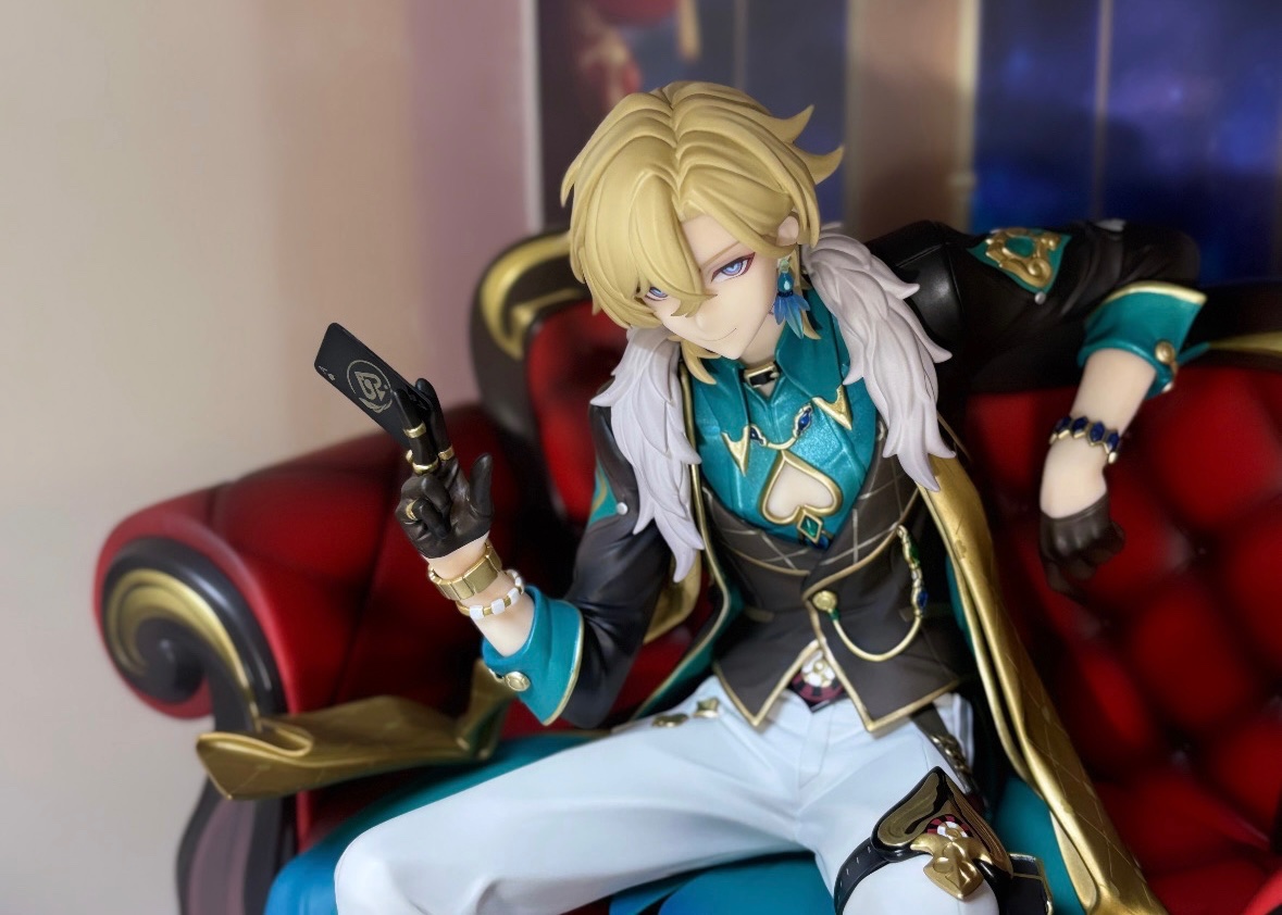 lu_venturine's tweet photo. 総監の1/7スケールフィギュアと豪華版届きました…！上の照明つけてないのにこのビジュすごいから🥲 https://t.co/SP4lC6cz4z